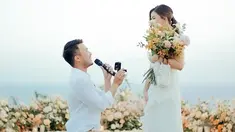 Netizen sempat dikejutkan momen Jessica Mila yang dilamar oleh kekasihnya Yakup Hasibuan pada Agustus 2022. Lamaran tersebut memang sebuah kejutan romantis yang digelar di Bali. Berkonsep outdoor di sebuah vila mewah, prosesi tersebut begitu meriah dengan kehadiran keluarga, rekan artis hingga penyanyi Tulus. (Liputan6.com/IG/@jscmila)