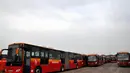 Bus-bus merek Yutong itu terparkir memanjang di sebuah tanah lapang di lokasi tersebut, Jakarta, (3/9/14). (Liputan6.com/Miftahul Hayat)