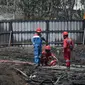 Petugas dari Pertamina masih melakukan sterilisasi di lokasi pipa minyak yang terbakar. Pihak polisi berencana melakukan olah tempat kejadian perkara setelah petugas beres melakukan sterilisasi. (Liputan6.com/ Huyogo)