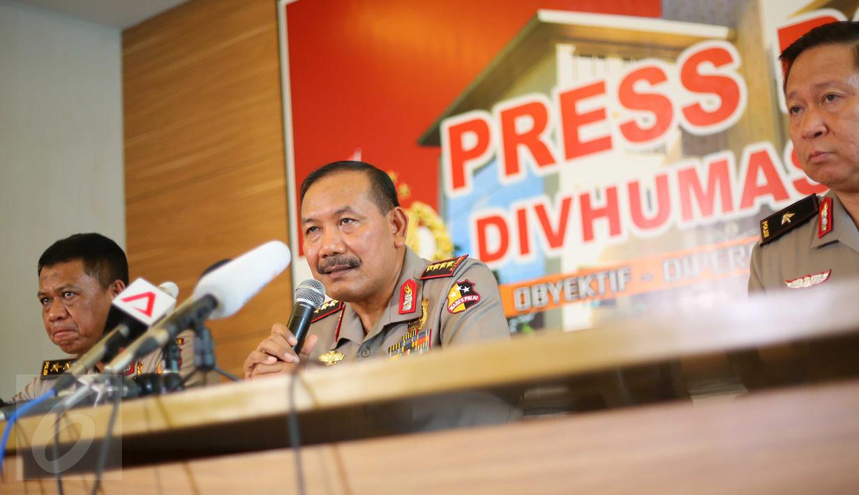 Kapolri Badroidin Haiti (tengah) memberikan keterangan pers di Gedung Divhumas Mabes Polri, Jakarta, Sabtu (16/1/2016). Kapolri memberikan keterangan terkait Teroris Bom Jakarta beberapa hari lalu. (Liputan6.com/Faizal Fanani)