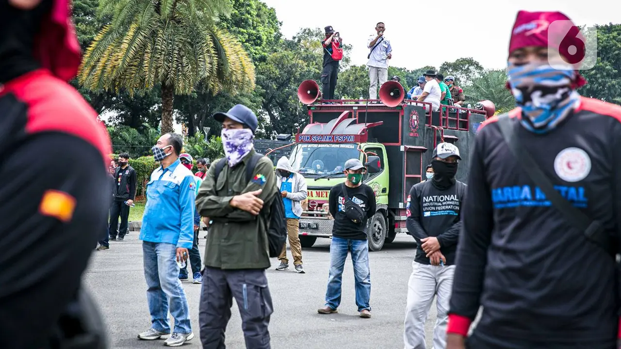 FOTO: Geruduk MK, Buruh Tuntut THR hingga Pengusutan Dugaan Korupsi BPJS Ketenagakerjaan