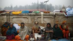 Para Sadhus dan umat Hindu lainnya duduk di Kuil Pashupatinath,  Kathmandu , Nepal, (6/3). Festival ini didedikasikan untuk dewa Siwa. (REUTERS / Navesh Chitrakar)