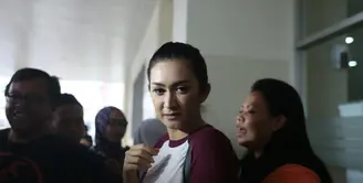 Nafa Urbach, menjadi salah satu sahabat Julia Perez yang datang juga untuk menjenguk. Mengaku mengenal Jupe sejak lama, Nafa pun menceritakan kenangannya saat pertamakali bertemu dengan pelantun belah duren itu. (Nurwahyunan/Bintang.com)