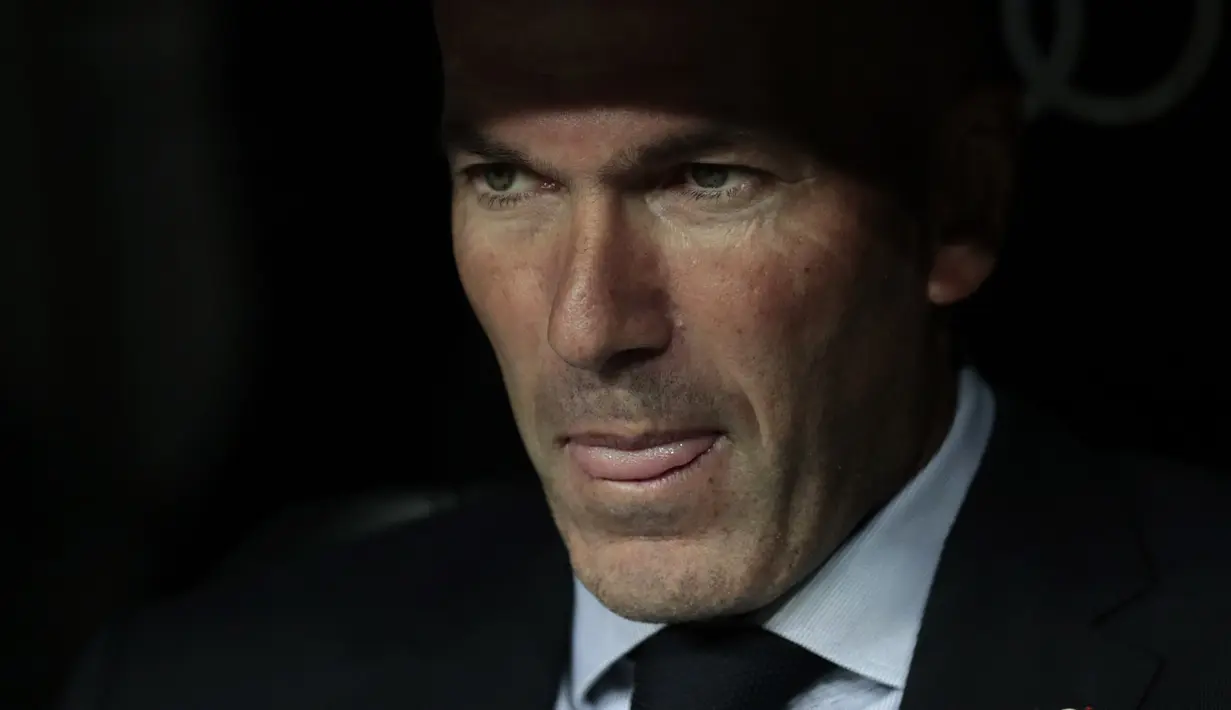 Pelatih Real Madrid, Zinedine Zidane menyaksikan pemainnya bertanding melawan Osasuna pada lanjutan pertandingan La Liga di stadion Santiago Bernabeu, Spanyol (25/9/2019). Dengan kemenangan ini Real Madrid ke Puncak Klasemen La Liga dengan poin 14. (AP Photo/Bernat Armangue)