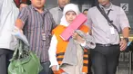 Anggota Komisi A DPRD Kebumen Dian Lestari menggunakan rompi tahanan usai pemeriksaan di Gedung KPK, Jakarta, Selasa (13/2). KPK resmi menahan Dian Lestari sebagai tersangka kasus dugaan suap. (Liputan6.com/Herman Zakharia)