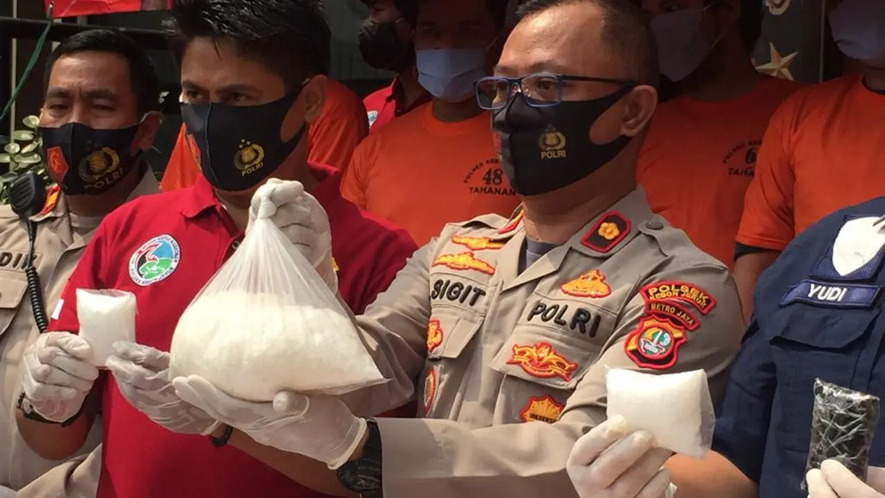 Kapolsek Kebon Jeruk, Kompol R Sigit Kumono Saat Memperlihatkan Barang Bukti Sabu.