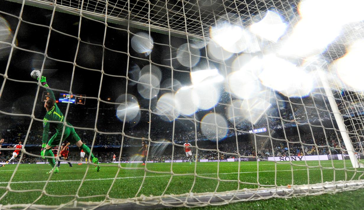 Pemain Arsenal, Mohamed Elneny, mencetak gol ke gawang Barcelona dalam leg kedua babak 16 besar Liga Champions di Stadion Camp Nou, Barcelona, Kamis (17/3/2016) dini hari WIB. (AFP/Josep Lago)