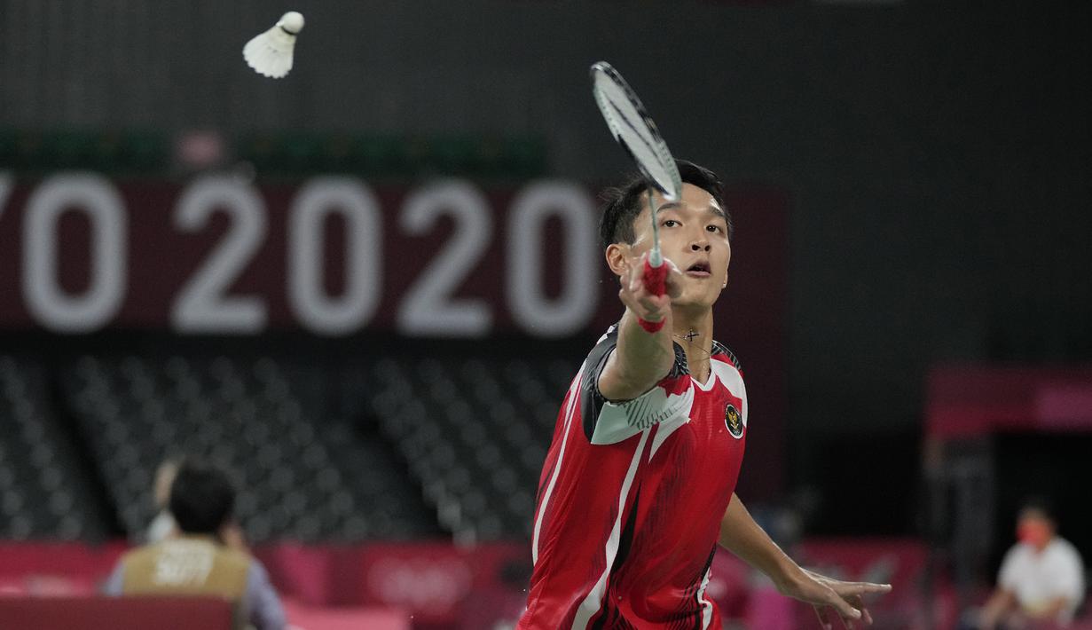 Pada gim pertama, Jonatan Christie sempat unggul 3-1 di awal laga. Namun setelah itu justru Shi Yuqi melaju hingga menutup interval dengan 11-4. Jojo yang belum juga mampu membaca permainan Shi Yuqi akhirnya kandas 11-21 di gim pertama. (Foto: AP/Dita Alangkara)