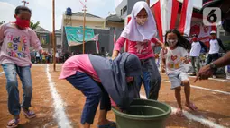 Anak-anak mengikuti lomba menangkap belut dengan menerapkan protokol Kesehatan di kawasan Pondok Cabe IV, Tangerang Selatan, Senin (17/8/2020). Lomba tersebut digelar untuk menyemarakkan HUT ke-75 Kemerdekaan Republik Indonesia. (merdeka.com/Faizal Fanani)