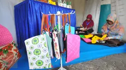 Dompet produk usaha modal kecil menengah (UMKM) pada bazar yang digelar PT KAI di Stasiun Gambir, Jakarta, Rabu (28/12). Bazar ini dilaksanakan secara serentak di 14 stasiun di berbagai wilayah Indonesia. (Liputan6.com/Angga Yuniar)