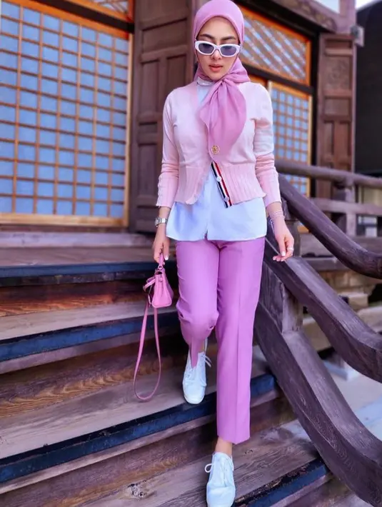 5. Dilansir christies.com,  tas Quelle Idole Kelly Doll Bag Bubblegum Swift Leather with Palladium Hardware ini ditaksir sekitar Rp1,2 miliar. (Instagram/princessyahrini).