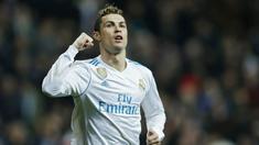 Striker Real Madrid, Cristiano Ronaldo, melakukan selebrasi usai mencetak gol ke gawang Real Sociedad pada laga La Liga di Stadion Santiago Bernabeu, Sabtu (10/2/2018). Real Madrid menang 5-2 atas Real Sociedad. (AP/Francisco Seco)