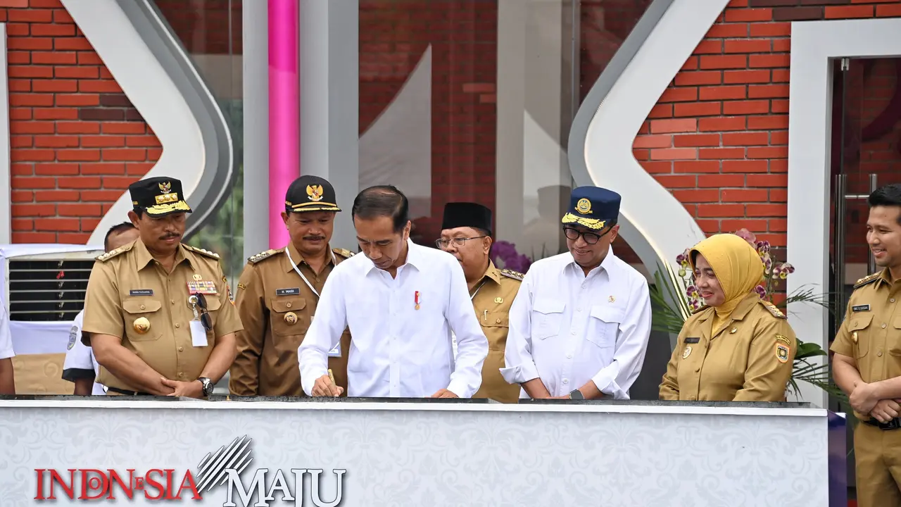 Presiden Joko Widodo (Jokowi) meresmikan empat Terminal Angkutan Massal Tipe A di Jawa Tengah Selasa (2/1/2024)