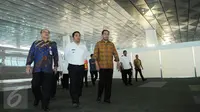 Presdir AP II, Budi Karya Sumadi dan Walikota Tangerang Arief R Wismansyah (tengah) berkeliling usai penandatanganan nota kesepahaman mengenai suplai air bersih dan siap minum di Bandara Soekarno-Hatta, Tangerang, Rabu (13/7). (Liputan6.com/Helmi Affandi)