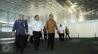 Presdir AP II, Budi Karya Sumadi dan Walikota Tangerang Arief R Wismansyah (tengah) berkeliling usai penandatanganan nota kesepahaman mengenai suplai air bersih dan siap minum di Bandara Soekarno-Hatta, Tangerang, Rabu (13/7). (Liputan6.com/Helmi Affandi)