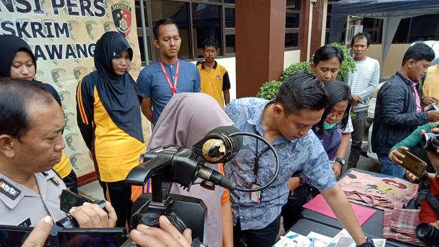 ET alian Ny (40) janda janda beranak satu, warga Dusun Simpar Rt 001/003, Desa Kutaraharja, Kecamatan Banyusari, Karawang ditangkap polisi karena diduga membunuh bayinya. (Foto: Liputan6.com/Abramena)