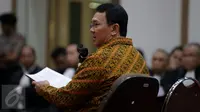 Gubernur DKI Jakarta, Basuki Tjahaja Purnama (Ahok) saat menjalani sidang kasus dugaan penistaan agama di Gedung Kementerian Pertanian, Jakarta, Selasa (25/4). Sidang beragendakan pembacaan pledoi. (Liputan6.com/Kristianto Purnomo/Pool)