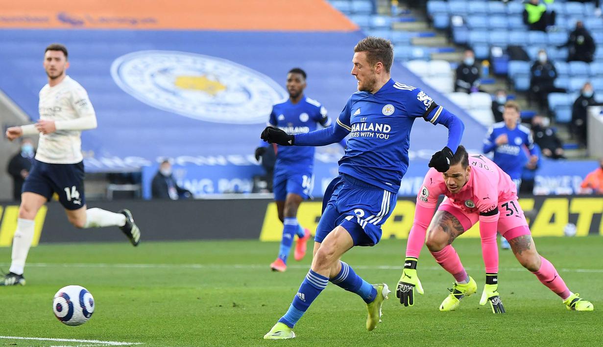 Jamie Vardy berhasil mencetak gol setelah menerima umpan terobosan Ayoze Perez, tapi dianulir karena bomber asal Inggris itu terjebak offside.  (Foto: AFP/Pool/Michael Regan)