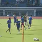 Persib Bandung berlatih di lapangan SPOrT Jabar, Arcamanik, Bandung, Selasa (2/7/2024). (Bola.com/Erwin Snaz)