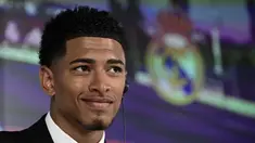 Pemain baru milik Real Madrid, Jude Bellingham saat menghadiri sesi konferensi pers di Madrid, (15/6/2023). Transfer Jude Bellingham dari Borussia Dortmund ke Real Madrid akhirnya tuntas. Los Blancos akhirnya memboyong gelandang potensial berumur 20 tahun tersebut dengan biaya mencapai 103 juta Euro. (AFP/Javier Soriano)