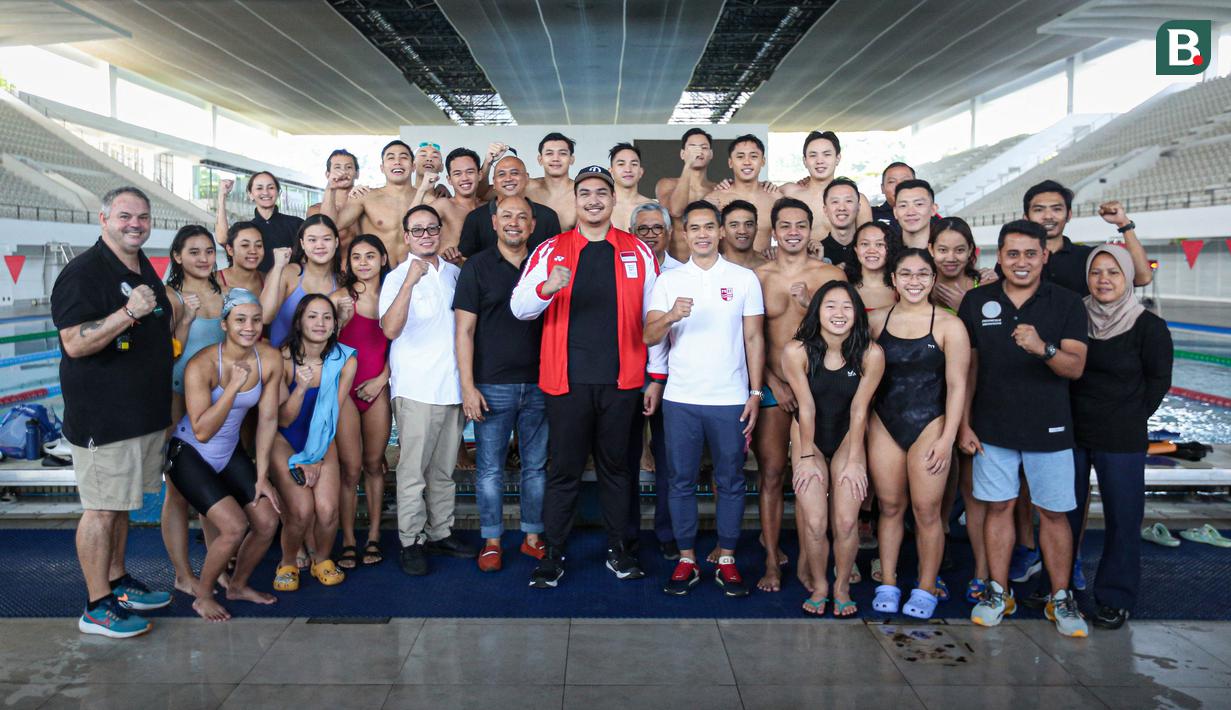 Menteri Pemuda dan Olahraga Republik Indonesia, Dito Ariotedjo berfoto bersama dengan Tim Renang Indonesia menjelang SEA Games 2023 di Stadion Akuatik GBK, Senayan, Jakarta, Rabu (05/04/2023). Indonesia akan mengikuti perhelatan olahraga terbesar Asia Tenggara tersebut pada 5 hingga 17 Mei 2023 di Kamboja. (Bola.com/Bagaskara Lazuardi)