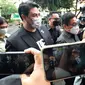 Artis Ivan Gunawan mendatangi Bareskrim Polri, Jakarta Selatan, Kamis (14/4/2022). Dia memenuhi panggilan penyidik Bareskrim Polri untuk diperiksa sebagai saksi kasus penipuan robot trading DNA Pro. (Liputan6.com/Ady Anugrahadi)