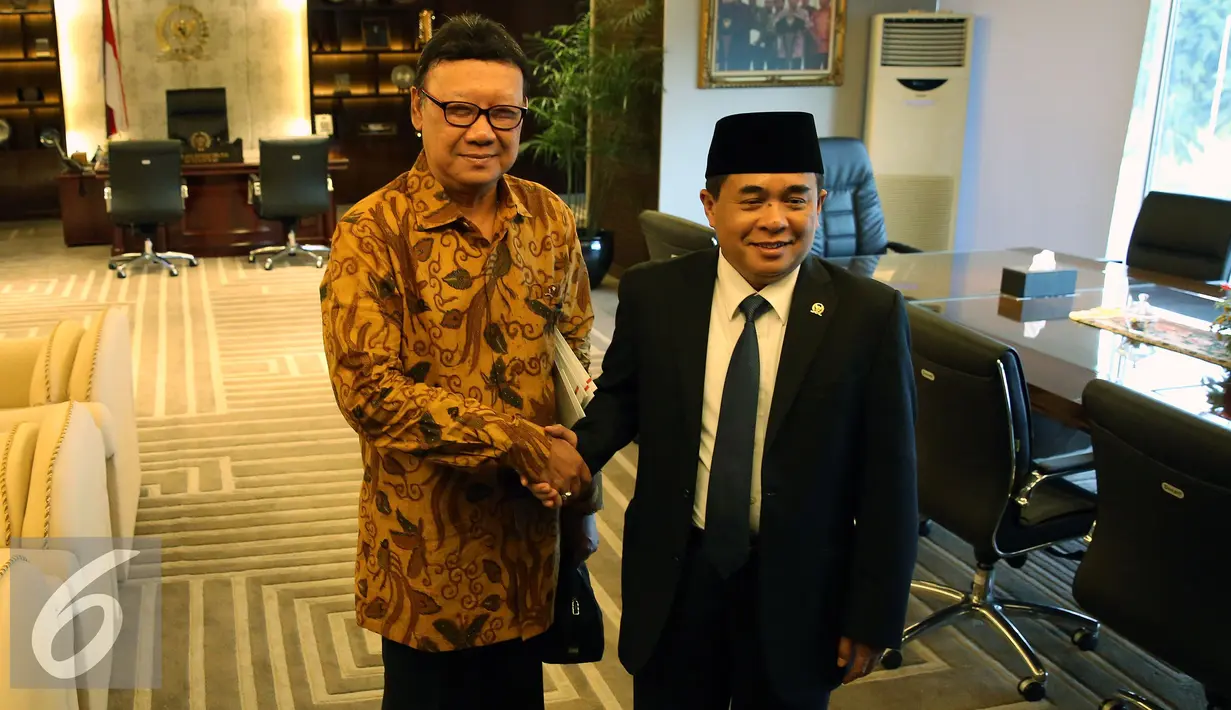Ketua DPR Ade Komaruddin (kanan) menerima kunjungan Menteri Dalam Negeri Tjahjo Kumolo di Kompleks Parlemen, Senayan, Jakarta, Rabu (16/11). Pertemuan tersebut membahas Rancangan Undang-undang Pemilihan Umum (Pemilu). (Liputan6.com/Johan Tallo)