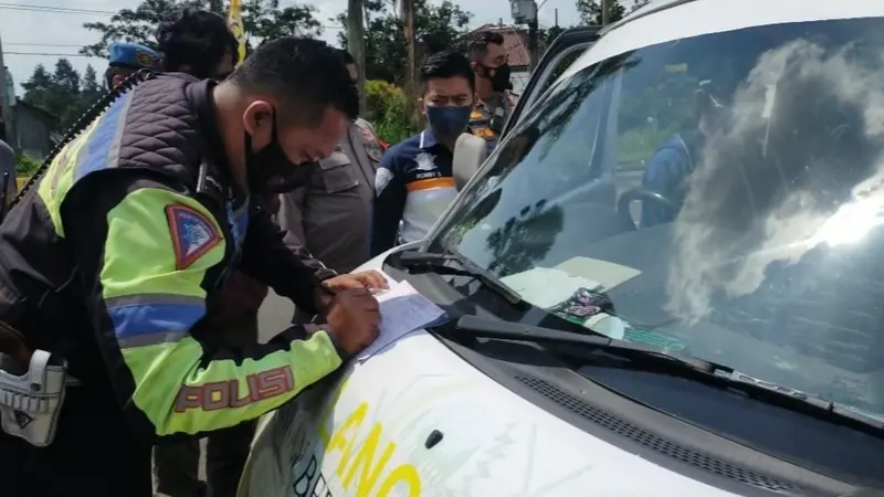 Satu unit mobil ambulans ditilang polisi di Jalan Raya Puncak, Bogor, Jawa Barat, Sabtu (7/5/22) (Liputan6.com/Achmad Sudarno)