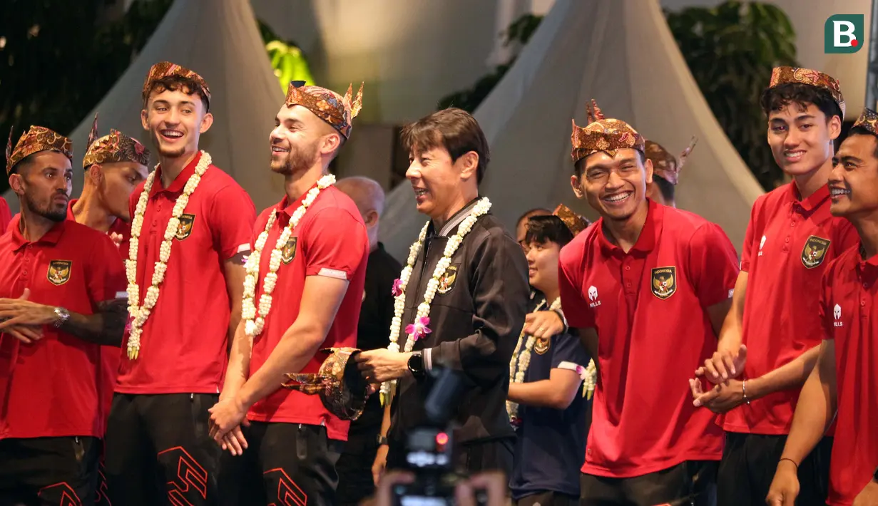<p>Ekspresi bahagia pelatih dan pemain Timnas Indonesia saat memakai blangkon khas Jawa Timur disela-sela kegiatan menyapa masyarakat Surabaya dan sekitarnya yang berlangsung di Balai Kota Surabaya, Minggu (11/6/2023). (Bola.com/Wahyu Pratama)</p>