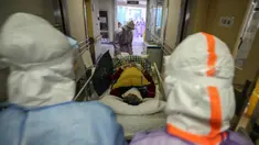 Petugas medis memindahkan seorang pasien yang terinfeksi virus corona COVID-19 di rumah sakit Palang Merah di Wuhan pada 28 Februari 2020. Virus corona baru, Covid-19, telah mewabah hingga ke lebih dari 60 negara dimana dari kasus-kasus infeksi, ada lebih dari 3.000 kematian yang terjadi.  (STR/AFP)