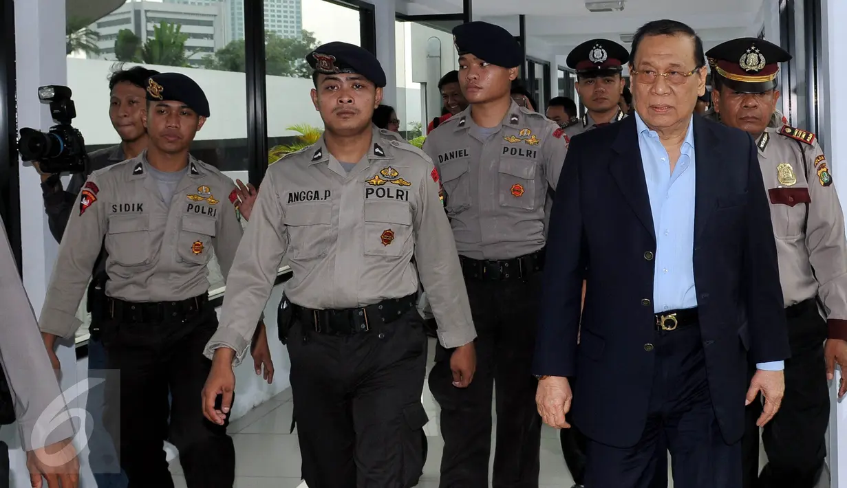 Wakil Ketua MKD, Kahar Muzakir dikawal polisi saat meninggalkan ruang sidang kasus dugaan pelanggaran etik Ketua DPR Setya Novanto di komplek Parlemen, Senayan, Jakarta, Selasa (1/12/2015). (Liputan6.com/Johan Tallo)