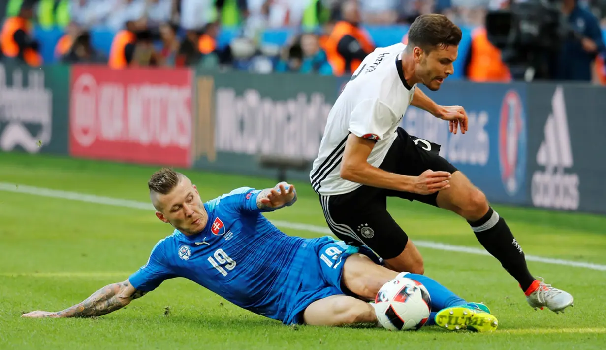 Pemain Jerman, Jonas Hector (kanan), dilanggar pemain Slovakia, Juraj Kucka, pada laga 16 besar Piala Eropa 2016 di Stade Pierre Mauroy, Lille, Minggu (26/6/2016) malam WIB. (Reuters/Pascal Rossignol)