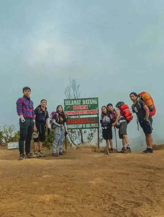 Baru-baru ini Dinda Kirana pun mendaki Gunung Prau yang ada di Wonosobo, Jawa Tengah. Ia pun naik gunung tersebut bersama dengan kelima temannya. Semuanya pun bisa mencapai puncak Gunung Prau setinggi 2.590 MDPL. (Liputan6.com/IG/@dindakirana.s)