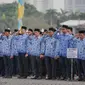 Aparatur Sipil Negara (ASN) memberi hormat bendera saat mengikuti upacara peringatan Hari Lahir Pancasila di Monas, Jakarta, Sabtu (1/6/2019). Upacara yang dipimpin langsung oleh Gubernur DKI Jakarta Anies Baswedan diikuti ASN serta perwakilan organisasi masyarakat. (Liputan6.com/Faizal Fanani)