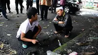Aksi Nyeleneh Bupati Ini, Urus dan Donasi Penderita Kelainan Jiwa