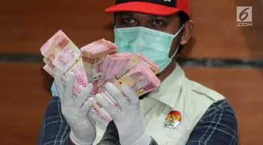 Penyidik menunjukkan barang bukti hasil operasi tangkap tangan (OTT) Bupati Bengkulu Selatan Dirwan Mahmud di KPK, Jakarta, Rabu (16/5). Dalam OTT tersebut KPK mengamankan uang tunai sebesar Rp 100 juta. (Merdeka.com/Dwi Narwoko)