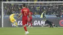 Striker Ukraina, Roma Yaremchuk saat memasukan bola ke gawang Portugal yang dijaga Rui Patricio selama pertandingan Grup B Kualifikasi Piala Eropa 2020 di Stadion NSK Olympiyskiy (15/10/2019). Dengan kemenangan ini, Ukraina lolos ke putaran final Piala Eropa 2020 dari grup B. (AP Photo/Efrem Lukatsk