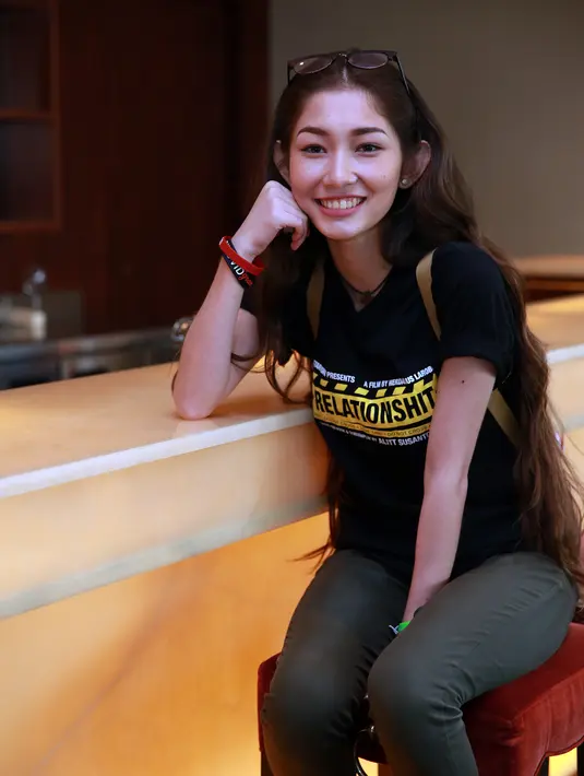 Devina Aureel memerankan karakter Ningsih di film ‘Relationshit’. Ningsih adalah wanita pendiam namun memiliki logat Jawa yang medok kalau sudah berbicara. (Deki Prayoga/Bintang.com)