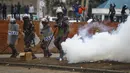 Polisi membubarkan para pengunjuk rasa dengan tabung gas air mata. (AP Photo/Brian Inganga)