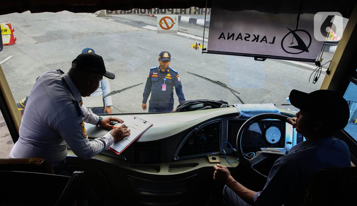 Ramp check dilakukan terhadap bus AKAP yang akan memberangkatkan penumpang pada masa liburan Nataru 2024/2025. (Liputan6.com/Angga Yuniar)