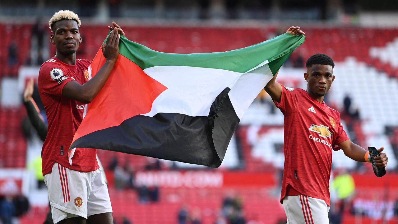 FOTO: Momen Paul Pogba dan Amad Diallo Kibarkan Bendera Palestina di Old Trafford