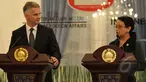 Menlu Retno L.P. Marsudi (kanan) menggelar konferensi pers bersama Menlu Swiss Didier Burkhalter, Jakarta, Senin (16/3/2015). Keduanya bertemu untuk membahas berbagai isu bilateral antar kedua negara. (Liputan6.com/Johan Tallo) 