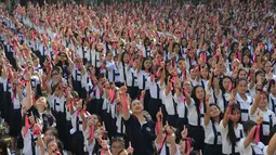 Siswa dari St. Scholastica's College mengambil bagian dalam gerakan One Billion Rising di Manila, Filipina, Kamis (14/2). Lebih dari 3.000 siswa berpartisipasi dalam acara yang digelar yang bertepatan dengan Hari Valentine tersebut. (TED ALJIBE/AFP)