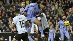 Pemain Real Madrid, Jude Bellingham, mencetak gol ke gawang Valencia namun dianulir wasit pada laga Liga Spanyol pekan ke-27 di Stadion Mestalla, Minggu (3/3/2024). Kedua tim mengakhiri pertandingan dengan skor sama kuat 2-2. (AFP/Jose Jordan)