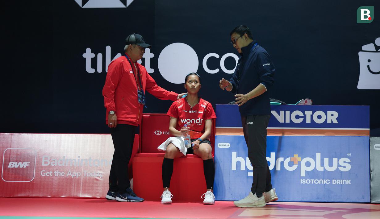 Putri KW takluk dalam pertandingan rubber gim dengan skor 17-21, 21-19, dan 17-21. (Bola.com/M Iqbal Ichsan)