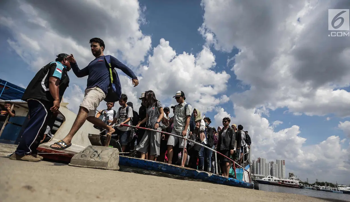 Penumpang mengantre untuk turun dari kapal wisata di Pelabuhan Kali Adem, Jakarta, Senin (1/1). Warga memadati Pelabuhan Kali Adem usai berlibur ke pulau-pulau kecil di utara Jakarta untuk merayakan Tahun Baru. (Liputan6.com/Faizal Fanani)