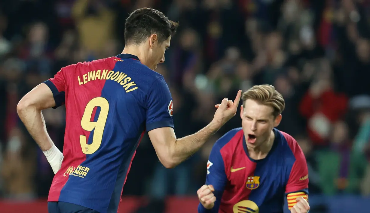 Gol penentu kemenangan Barca dicetak Robert Lewandowski lewat tendangan penalti. Hasil ini membuat Barcelona berhasil menggusur posisi rival abadi mereka Real Madrid dari posisi puncak klasemen sementara. (AP Photo/Joan Monfort)