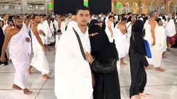 Bahkan, saat tengah umroh dan berada di depan kabah, wanita kelahiran 8 Juli 2000 ini terlihat tampil menggunakan cadar. Bersanding bersama sang suami, Margin pun terlihat menggunakan abaya berwarna serba hitam saat di Tanah Suci. (Liputan6.com/IG/@marginw)