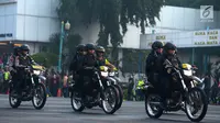 Petugas kepolisian bersenjata mengendarai sepeda motor dalam apel pengamanan Asian Games 2018 di Lapangan Ditlantas Polda Metro Jaya, Jakarta, Selasa (31/7). Apel ini diberi nama 'Operasi Among Raga'. (Merdeka.com/Imam Buhori)