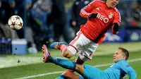 Domenico Criscito (bottom) of Zenit vies with Maxi Pereira (top) of Benfica during the UEFA Champions league group C football match in St. Petersburg on November 26, 2014. AFP PHOTO / OLGA MALTSEVA